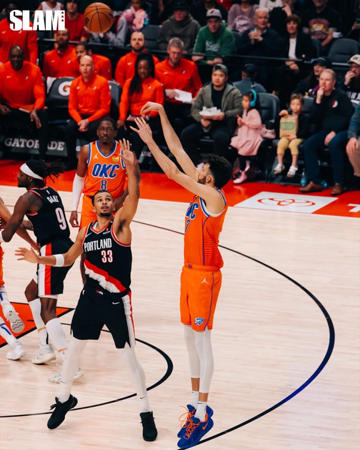 俄克拉荷马雷霆迎荷甲关键赛,赛后临场应变,球迷炸锅,轮换策略成焦点  俄克拉荷马雷霆迎荷甲关键赛,赛后临场应变,球迷炸锅,轮换策略成焦点