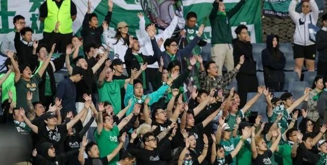 包含亚冠倒计时；法兰克福赛前回应争议；细节引发关注；球迷炸锅；训练强度明显提升的词条